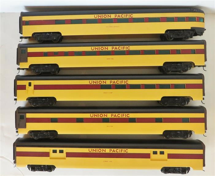 Weaver O Gauge Union Pacific 80 ft. 5-Car Passenger Set "Gold Edition" Boxed Unused as NEW image 15